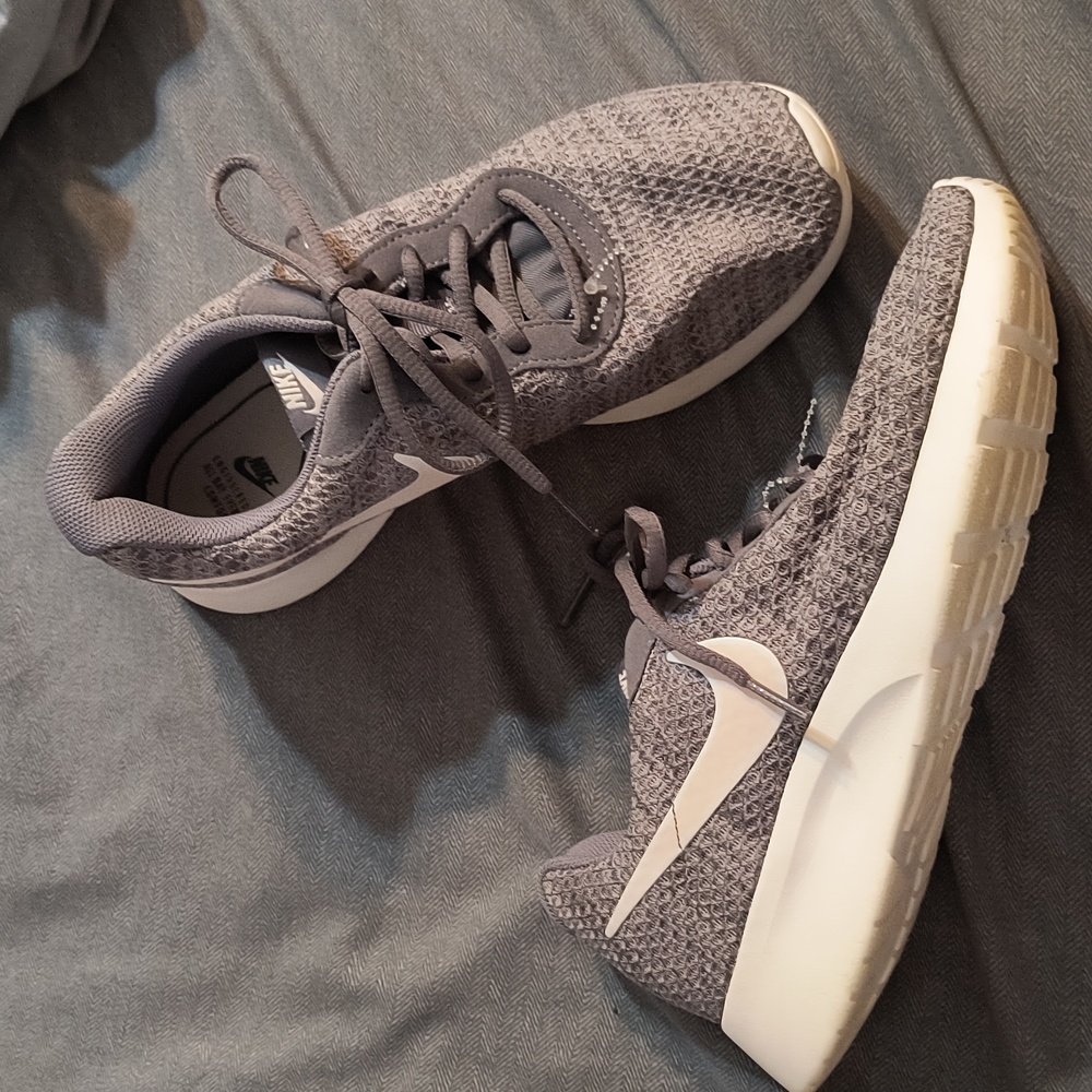 Nike Gray Tennis Shoes Gem